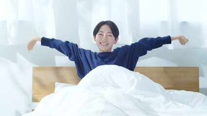 40代女性寝起きシーン