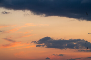 Obraz premium Atardecer en el rio con nubarrones negros