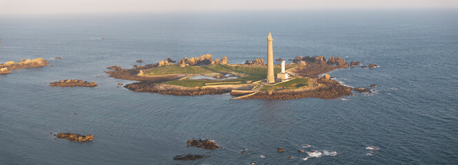 phares sur une île au milieu de la Manche, le phare de l'île vierge en Bretagne panorama aerien,...