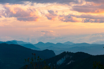 Obraz premium Landscape of the mountain range and partly cloudy sky.