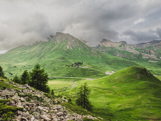 Paisaje montañoso verde bajo cielo nublado: belleza natural en alta resolución