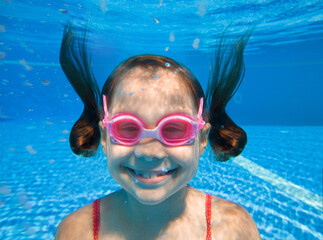 Fototapeta premium kids in the pool