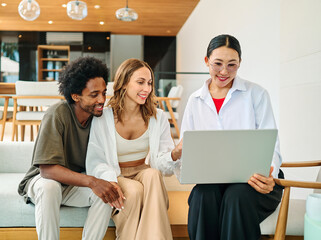 Obraz premium woman man meeting insurance investment couple advice client real estate agent finance customer young adult contract adviser young banking document business agreement laptop