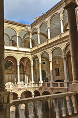Palermo,  Palazzo dei Normanni, la corte ed i colonnati del palazzo - Sicilia