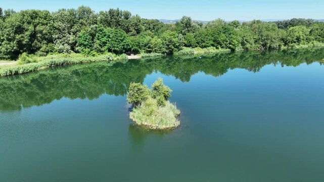 Vue en drone d'une ile dans un lac