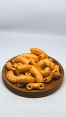 Naklejka premium Grilled corn flavored macaroni snack with white background