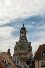 Obraz premium Stunning architectural view of a historic dome against a cloudy sky in Dresden, showcasing intricate details and craftsmanship