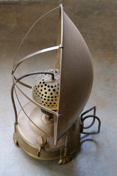 Vertical image of Primus pressure Copper lamp with parabolic heater shield