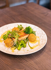 Sushi, łosoś pieczony, danie obiadowe łosoś