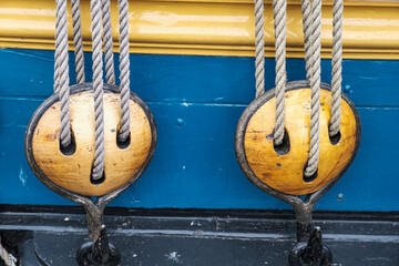 Close-up of a pulley of a sailing ship in the harbor of Volendam