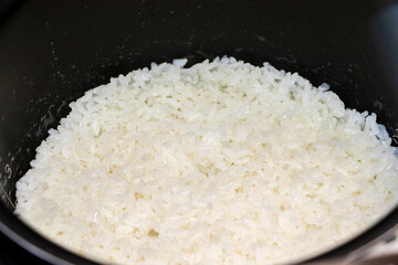 炊飯釜で炊かれた白いご飯