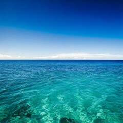 透き通る青い水と光が美しい壮大な海の風景