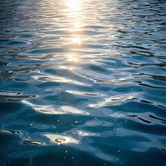 青く透明な水面に映る光のきらめき