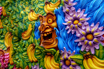 Volto Grottesco nel Muro di Banane e Fiori