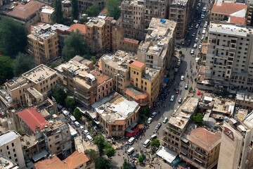 Obraz premium Vivid aerial shot of a dense cityscape with historic and modern buildings and lively narrow roads
