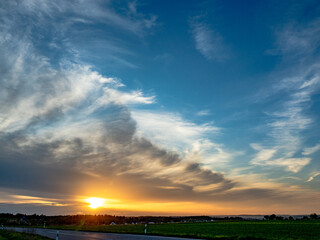 Sonnenuntergang mit mächtigem Wolkenhimmel