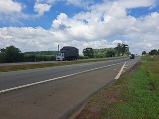 Um caminhão trafegando em um trecho da Rodovia Raposo Tavares em um trecho do interior do Estado...