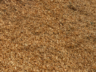 Ein großer Haufen Rindenmulch auf einer Wiese