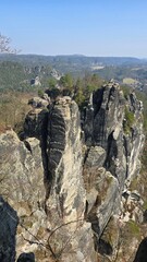 Majestätische Felsformationen in der Sächsischen Schweiz an der Basteibrücke

