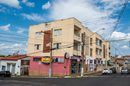 O Edif&iacute;cio na Minas Gerais com a Bahia guarda hist&oacute;rias e emana a energia do encontro de ruas. Um ponto marcante da cidade