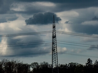 Hochspannungsmasten im Frühjahr