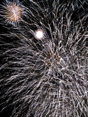 Fuegos artificiales de colores sobre fondo de noche