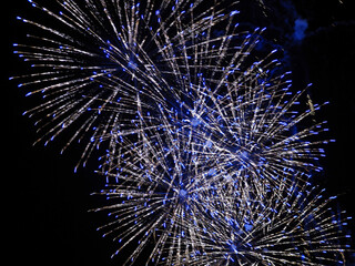 Fuegos artificiales de colores sobre fondo de noche