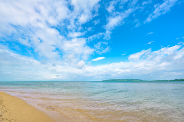  エメラルドグリーンに輝く石垣島の静かなビーチ風景