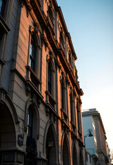 Fototapeta premium building with a clock on the front of it