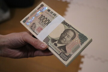 お金　札束　百万円