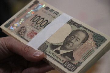 お金　札束　百万円