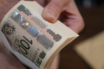 お金　札束　百万円