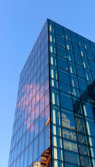 Obraz premium very tall glass building with a sky in the background
