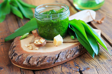 Bärlauch Pesto mit Parmesan und Pinienkernen
