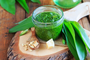 Klassisches Bärlauchpesto mit pinienkernen