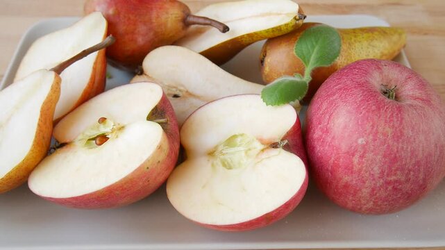 Apples and pears on the table.