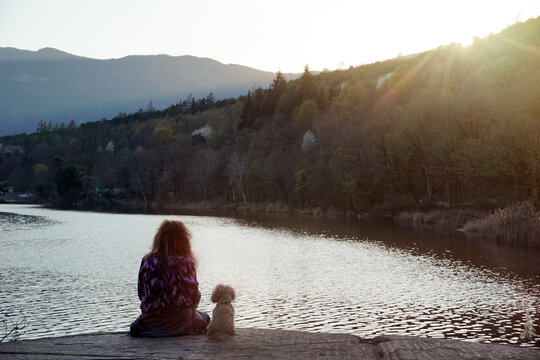 Frau mit Hund am Montiggler See