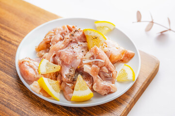 塩レモン漬けの鶏モモ肉