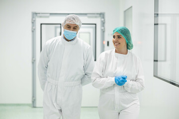 Fototapeta premium Medical staff interact and exchange ideas in a sterile corridor, showcasing collaboration and professionalism in healthcare.