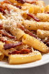 Rigatoni alla gricia, ricetta tipica della cucina romana, pasta italiana 