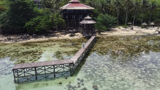 ile paradisiaque - ponton, vu du ciel