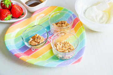 デザート作り　ガラス器にビスケットを敷く