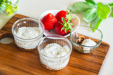 デザート作り　生地を流し込む