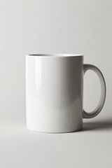 Obraz premium minimalist white coffee mug on plain background ideal for branding or design presentation. perfect for showcasing logos, custom graphics, or product advertising needs