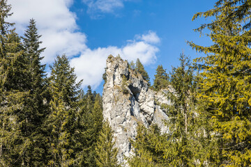 Kamienne szczyty gór na tle niebieskiego nieba © arekzet62