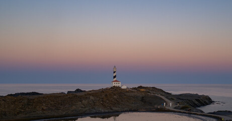 Faro en Menorca durante el amanecer,