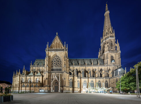 Mariendom in Linz, &Ouml;sterreich, am Abend