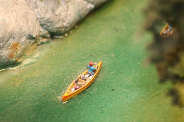 Ein Paar sitzt im Kanu und f&auml;hrt durch eine Schlucht