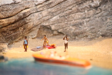 Menschen an einem wilden Strand machen Urlaub