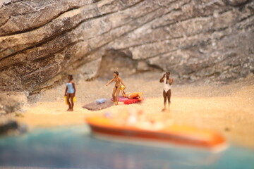 Drei Menschen am Strand, FKK, bekleidet